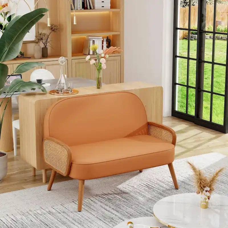 Kanapa Loveseat Mała Sofa do Salonu, Obita Sztuczną Skórą Mini Kanapa z Podłokietnikami z Naturalnego Rattanu i Nóżkami z Litego Drewna